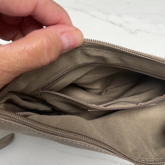 Vintage Beige/Taupe Aigner Purse // Leather Shoulder Strap Handbag - Picture 5 of 8